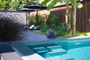 Una piscina al aire libre de temporada