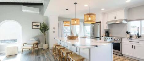 Jääkaappi, mikroaaltouuni, uuni, liesi