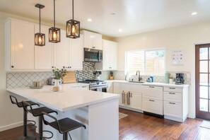 Kjøleskap, mikrobølgeovn, ovn og kokeplater