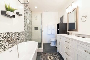 Een douche, een haardroger, handdoeken