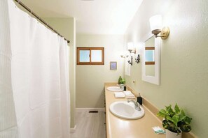 Een douche, een haardroger, handdoeken