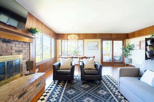 Beautiful Sun-Filled Home w/Amazing Views &Balcony