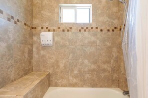 Een douche, een haardroger, handdoeken