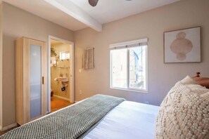 Ferros/tábuas de passar roupa, berço de viagem, Wi-Fi, roupa de cama