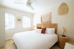 Tabla de planchar con plancha, cuna de viaje, wifi y ropa de cama 