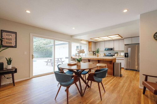 Tranquil Oasis: 4-Bedroom Retreat with Pool