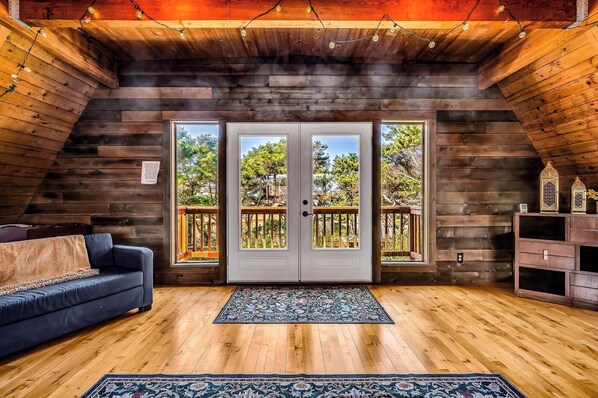 Smart TV, libros, estéreo