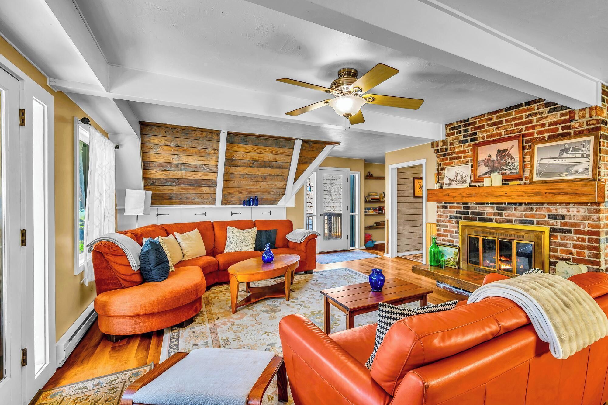 Smart TV, books, stereo