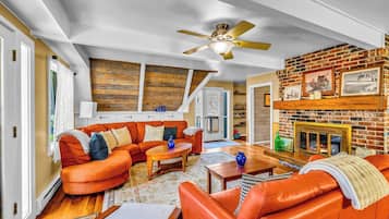 Smart TV, books, stereo