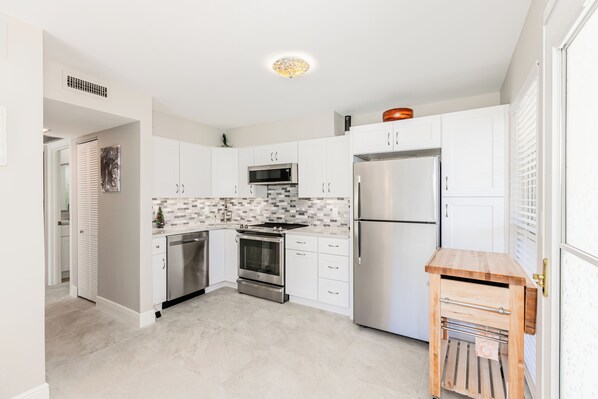 ميكروويف، فرن، موقد طهي مسطح، غسالة أطباق