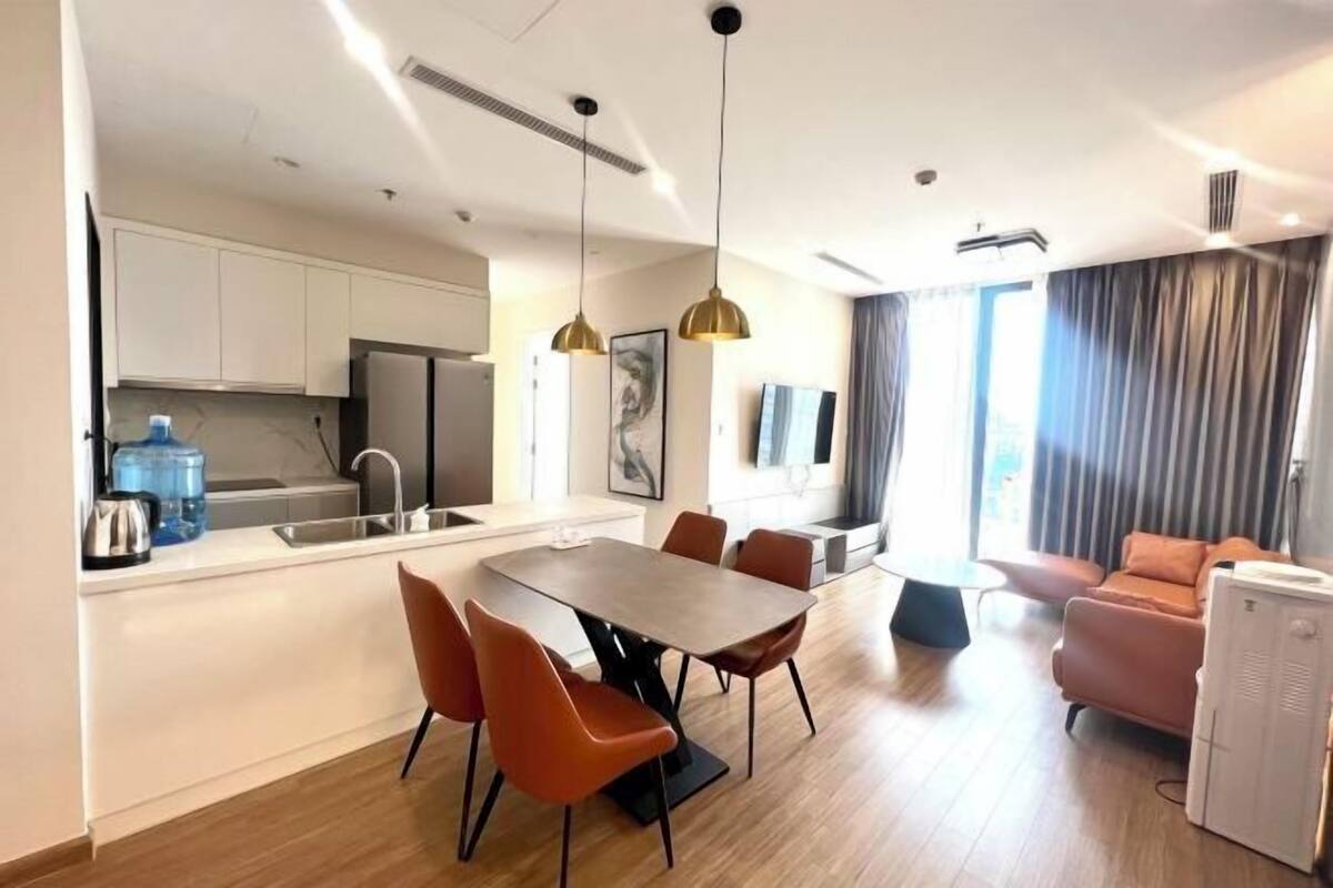 Um espaço de estar moderno, com cozinha, sala de jantar e área de estar.
