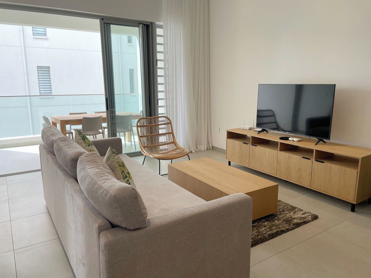 Departamento estándar, 2 habitaciones | Sala de estar | Televisión de pantalla plana 