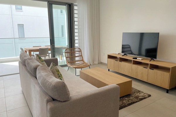 Departamento estándar, 2 habitaciones | Sala de estar | Televisión de pantalla plana