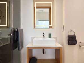 Standard-íbúð | Baðherbergi | Sturta, handklæði, sjampó, salernispappír