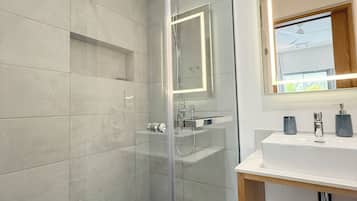 Apartment | Individually decorated, free WiFi, bed sheets