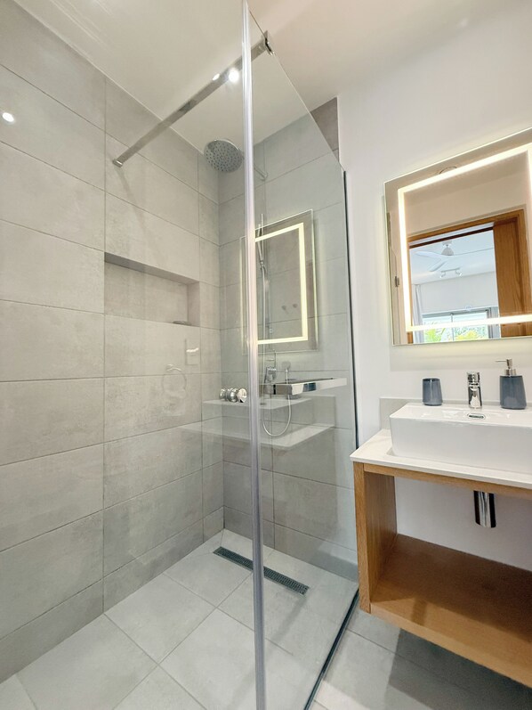 Deluxe Apartment, 3 Bedrooms | Individually decorated, free WiFi, bed sheets - Ki Resort by LOV (Pereybere)