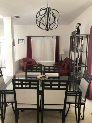 Casa, 4 habitaciones | Restaurantes