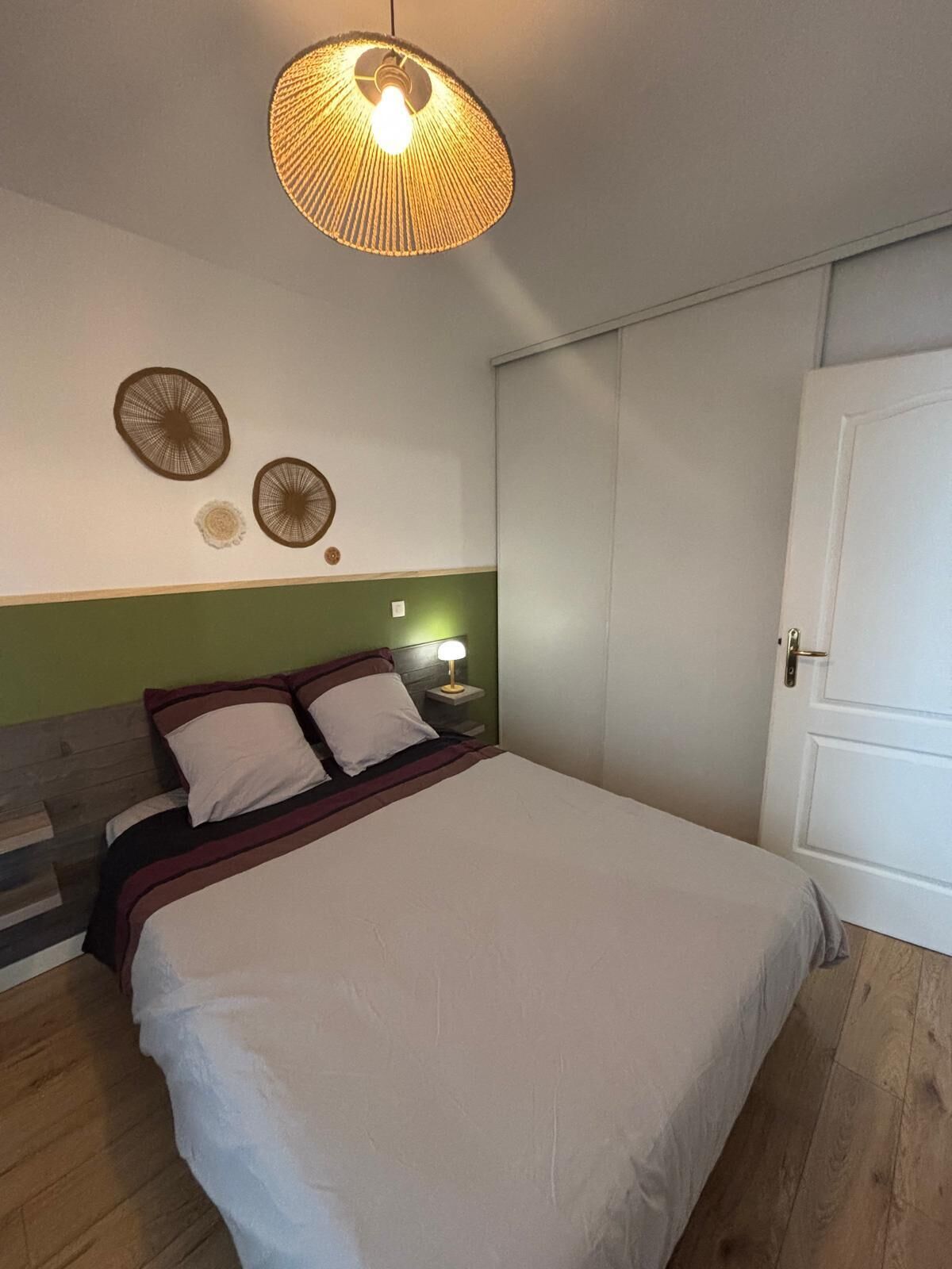 1 bedroom, bed sheets