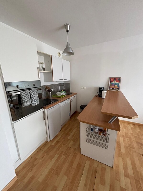 Een microgolfoven, een oven, een kookplaat, een vaatwasser