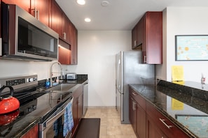 Condo, 2 phòng ngủ | Bếp riêng | Tủ lạnh, lò nướng, dụng cụ pha cà phê/trà, lò nướng bánh mì