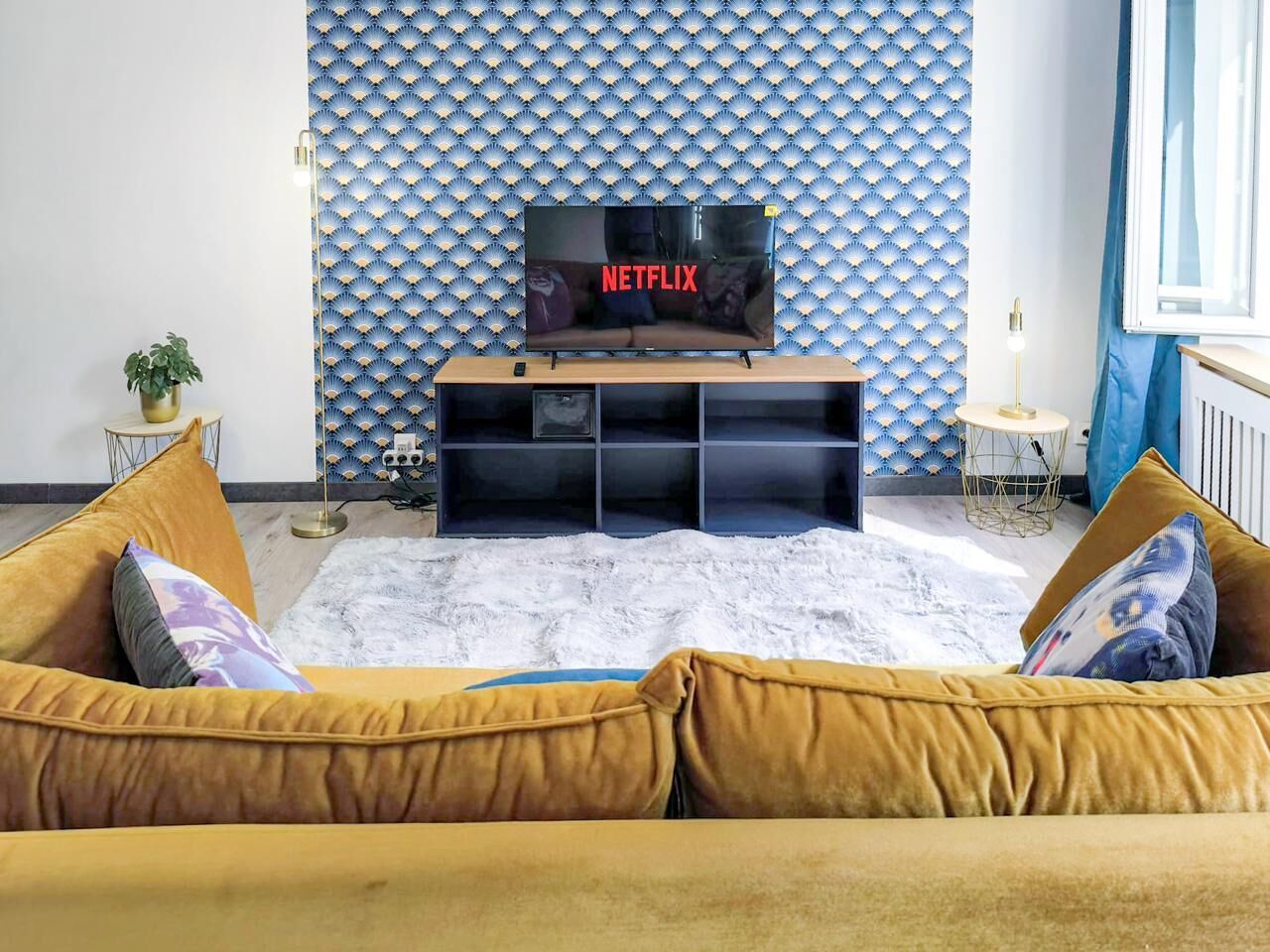 TV connectée, livres, vidéothèque