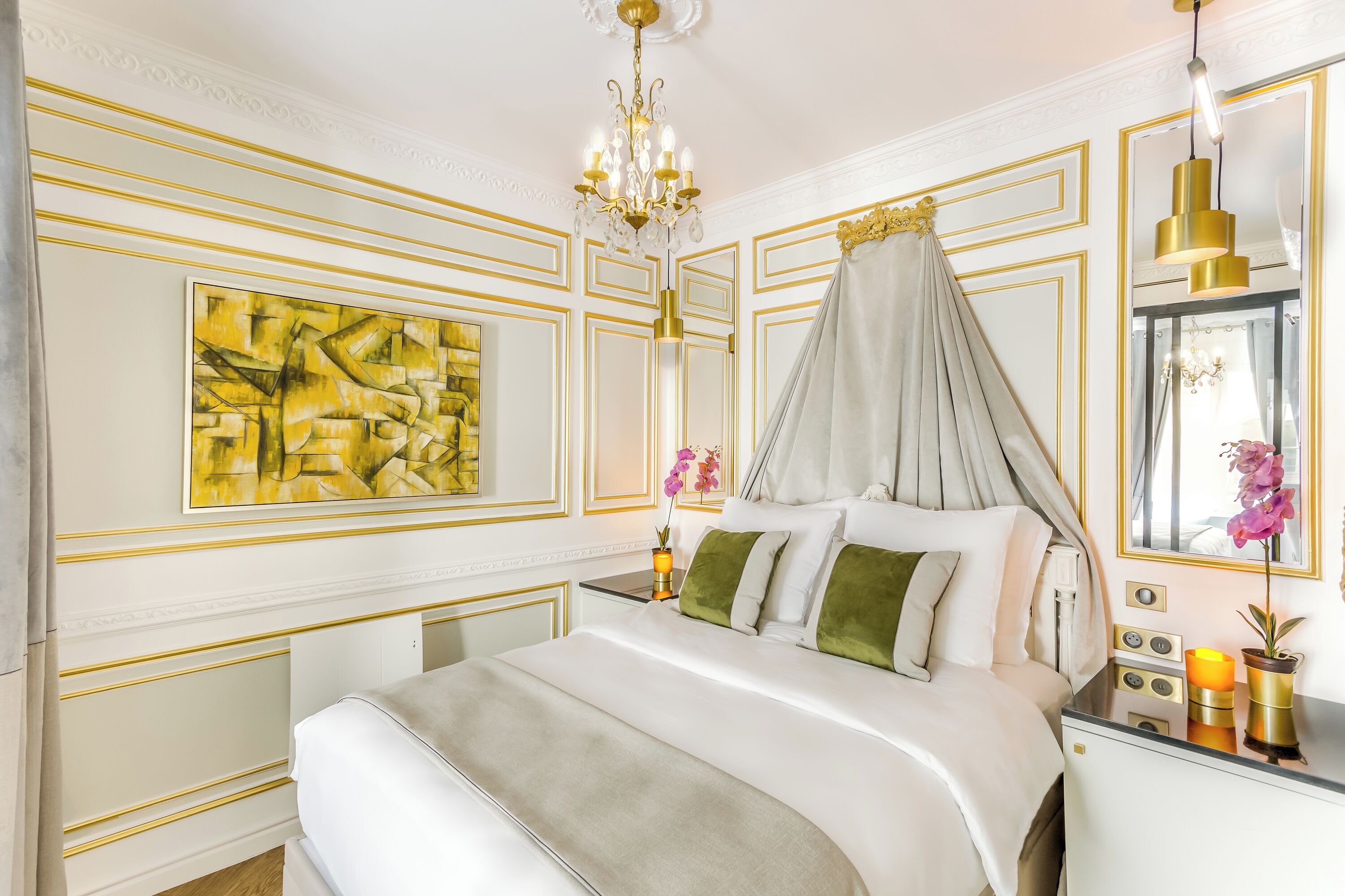 Ein luxuriöses Schlafzimmer mit Baldachinbett, einem großen abstrakten Gemälde und einem Spiegel mit einer Chandelier.