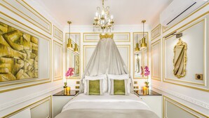 Une chambre à coucher luxueuse avec un lit à baldaquin, des ornements dorés et un grand miroir.