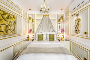 Leilighet, byutsikt | Allergitestet sengetøy, senger med overmadrass og safe på rommet