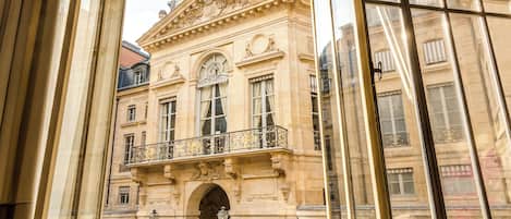 Vista frontal de la propiedad