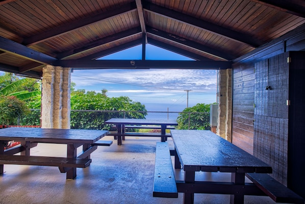 تناول الطعام بالخارج