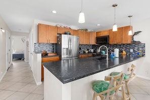 Condo, 2 chambres | Cuisine privée | Réfrigérateur, un four, cafetière-théière, grille-pain
