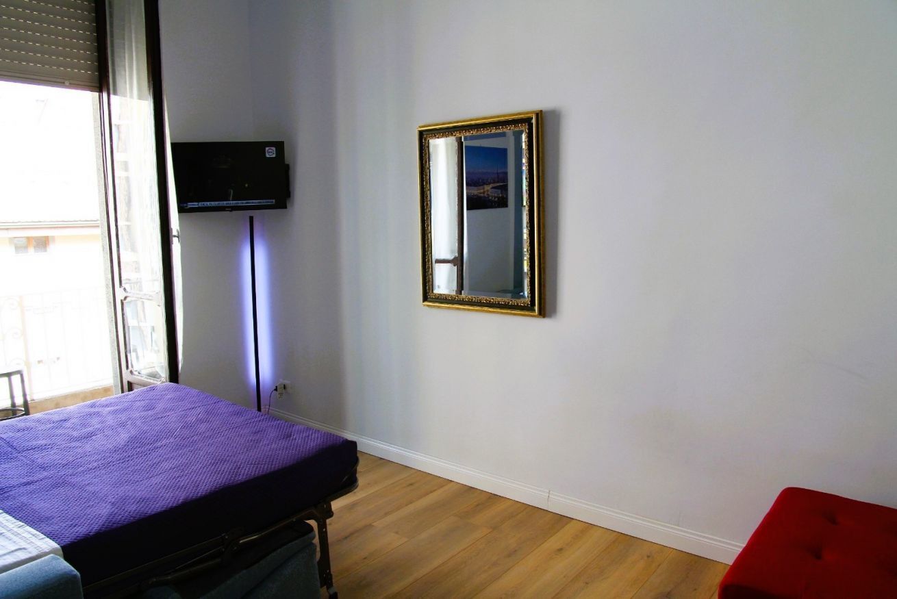 1 slaapkamer, een bureau, een strijkplank/strijkijzer