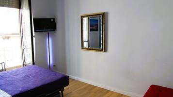 1 slaapkamer, een bureau, een strijkplank/strijkijzer