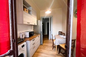 Jääkaappi, mikroaaltouuni, liesi, vedenkeitin
