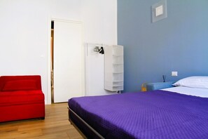 1 chambre, fer et planche à repasser