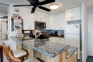 Condo, 2 habitaciones | Cocina privada | Refrigerador, horno, cafetera y tetera y tostadora 