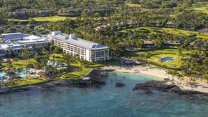 A resort with a large building, a beach, and a golf course. - Fairways Mauna Lani 1406 2 Bedroom Condo (Kamuela)
