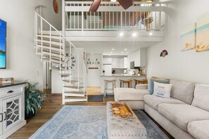 Condo, 2 habitaciones | Área de sala de estar