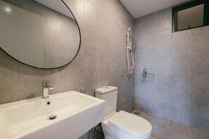 A bathroom with a sink, toilet, and shower. - M Vertica Tower A Tower A by FEEL HOME (Kuala Lumpur)