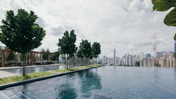 An infinity pool with a city skyline in the background. - M Vertica Tower A Tower A by FEEL HOME (Kuala Lumpur)
