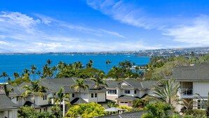 A coastal residential area with houses, palm trees, and a view of the ocean. - Na Hale O Keauhou A4 3 Bedroom Condo (Kailua-Kona)