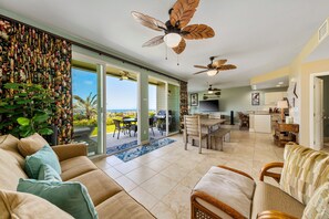 Condo, 3 habitaciones | Área de sala de estar | Smart TV 