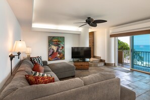 Casa, 4 habitaciones | Área de sala de estar | Smart TV