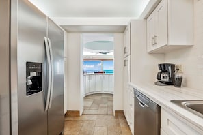 Maison, 4 chambres | Cuisine privée | Réfrigérateur, un four, cafetière-théière, grille-pain