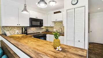 Condo, 1 Bedroom | Private kitchen | Fridge, oven, coffee/tea maker, toaster