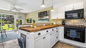 Condo, 1 Bedroom | Private kitchen | Fridge, oven, coffee/tea maker, toaster