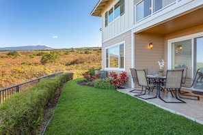 Une maison dotée d’un patio, de mobilier d’extérieur et offrant une vue sur le paysage.