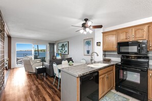 Condo, 2 chambres | Cuisine privée | Réfrigérateur, un four, cafetière-théière, grille-pain