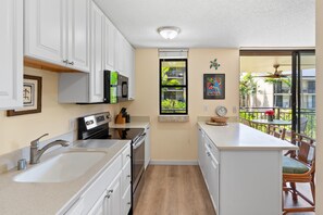 Condo, 1 Bedroom | Private kitchen | Fridge, oven, coffee/tea maker, toaster