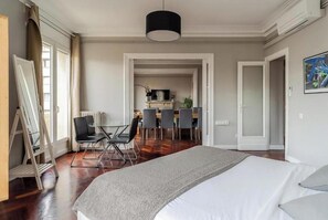 6 soverom, skrivebord, strykejern/-brett og reiseseng for barn